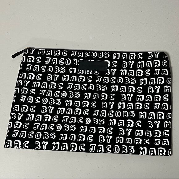 𝅺marc by Marc Jacobs Monogram Laptop Case - Picture 2 of 11